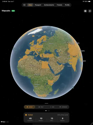 Barra lateral del atlas de viajes de Mapsake y globo 3D en un iPad.